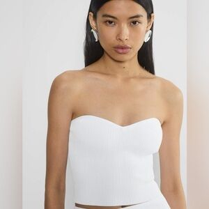 Elegant White Strapless Ribbed Top